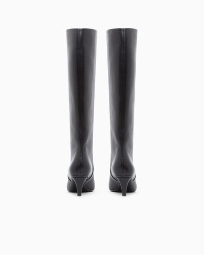 Boot in leather with a leather sole