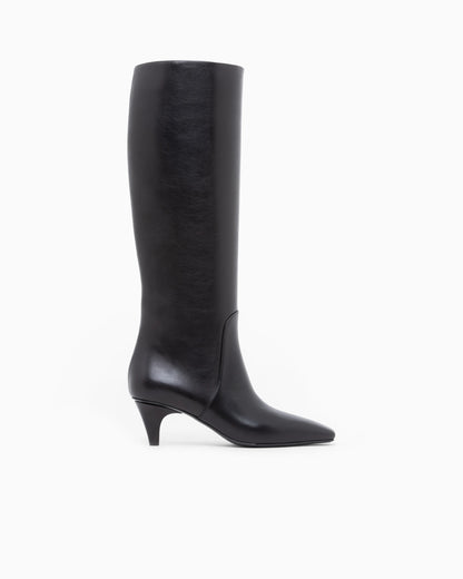 Boot in leather with a leather sole