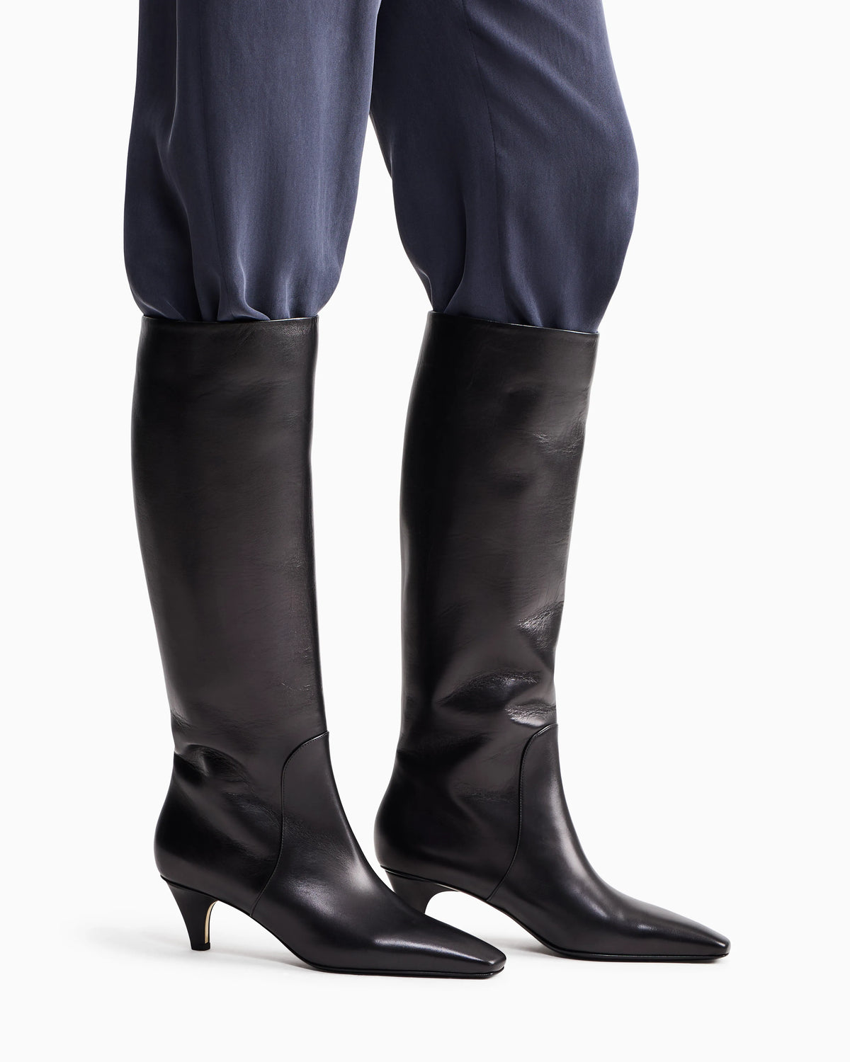Boot in leather with a leather sole