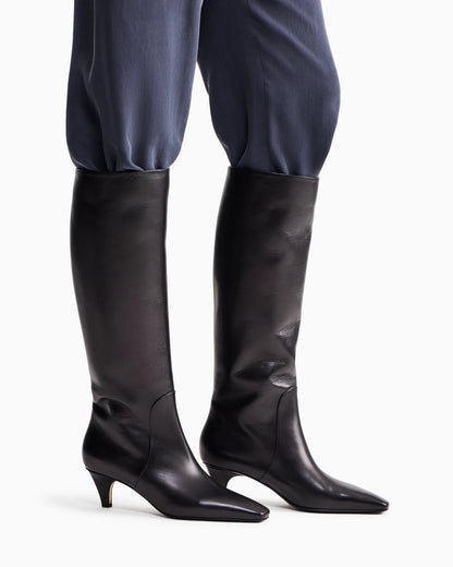 Boot in leather with a leather sole