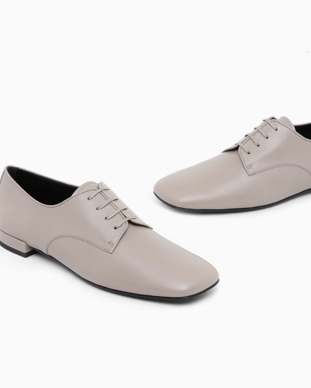Laced shoe in leather with a leather sole