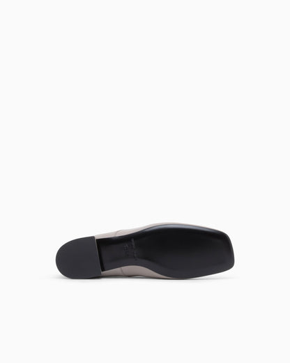Laced shoe in leather with a leather sole