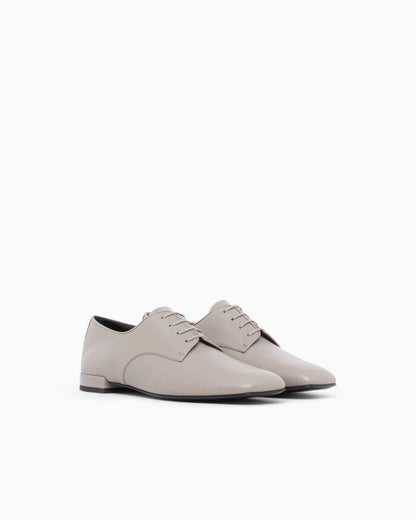 Laced shoe in leather with a leather sole