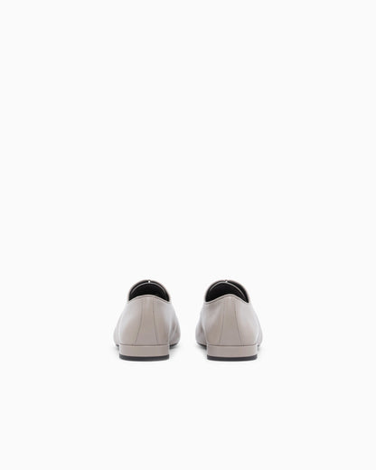 Laced shoe in leather with a leather sole