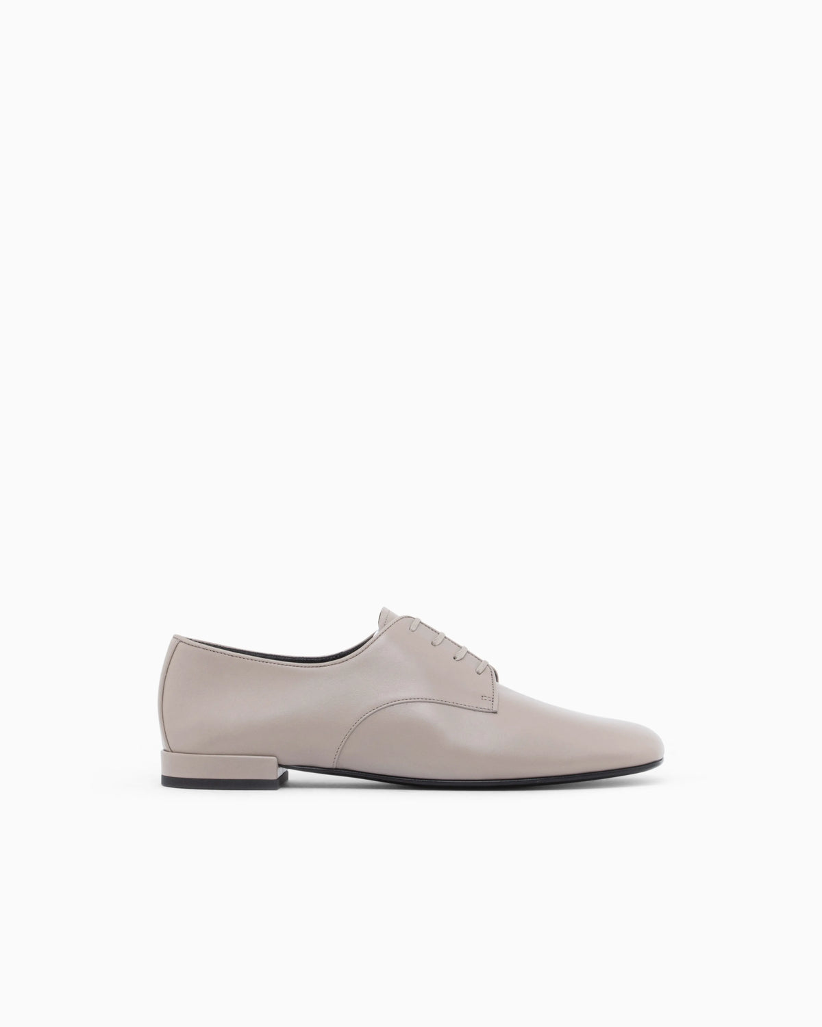 Laced shoe in leather with a leather sole