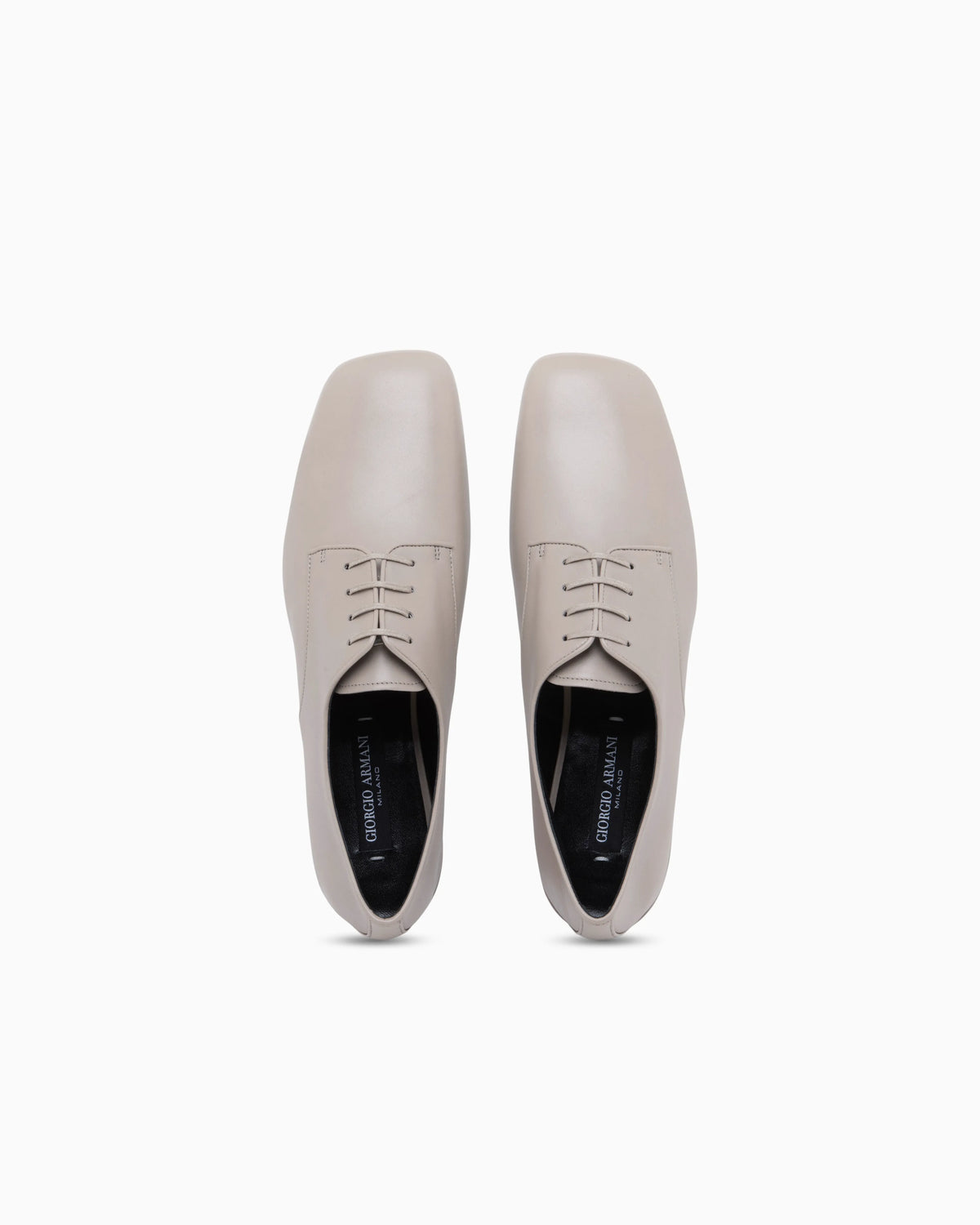 Laced shoe in leather with a leather sole