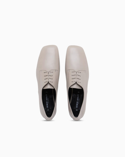 Laced shoe in leather with a leather sole