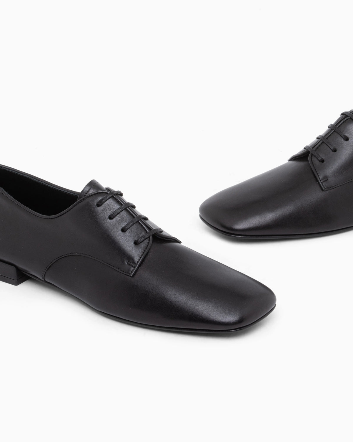 Laced shoe in leather with a leather sole