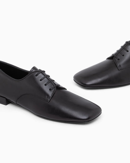 Laced shoe in leather with a leather sole