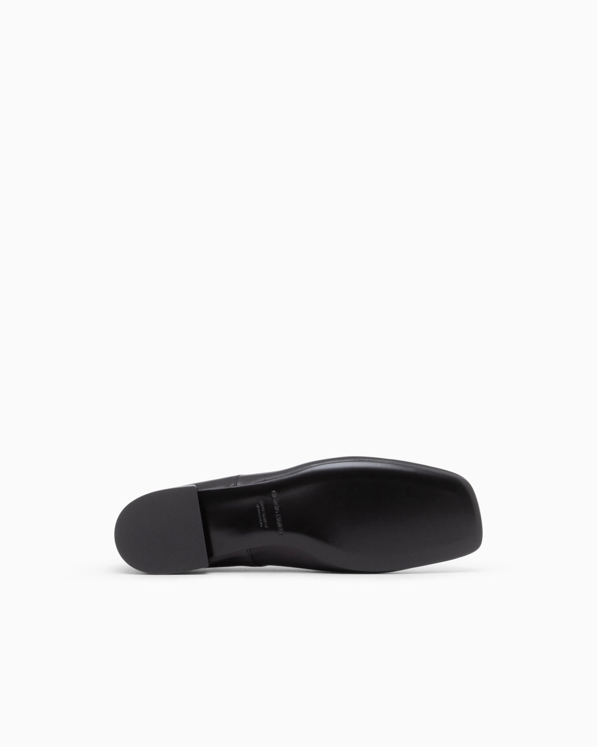 Laced shoe in leather with a leather sole