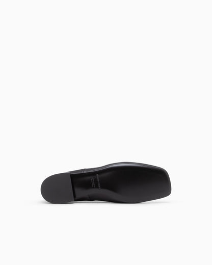 Laced shoe in leather with a leather sole