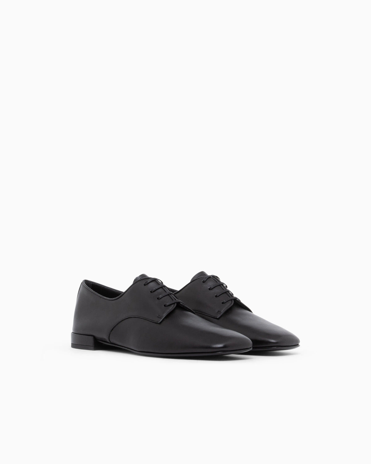 Laced shoe in leather with a leather sole