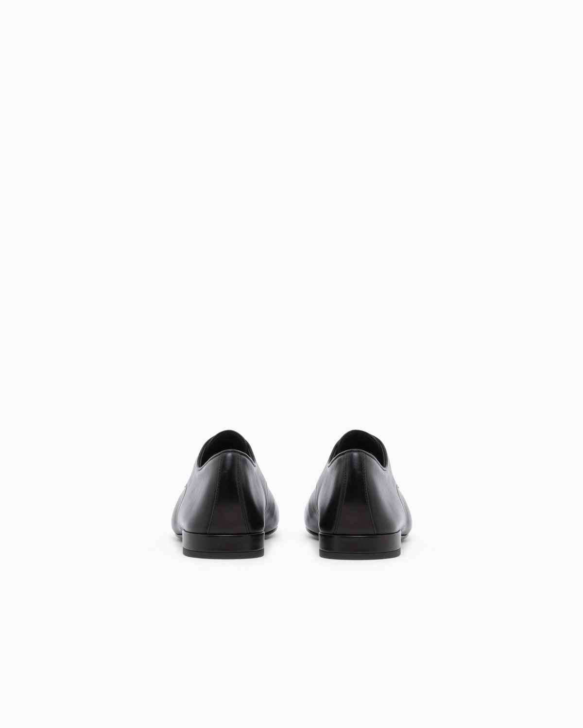 Laced shoe in leather with a leather sole