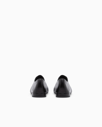 Laced shoe in leather with a leather sole