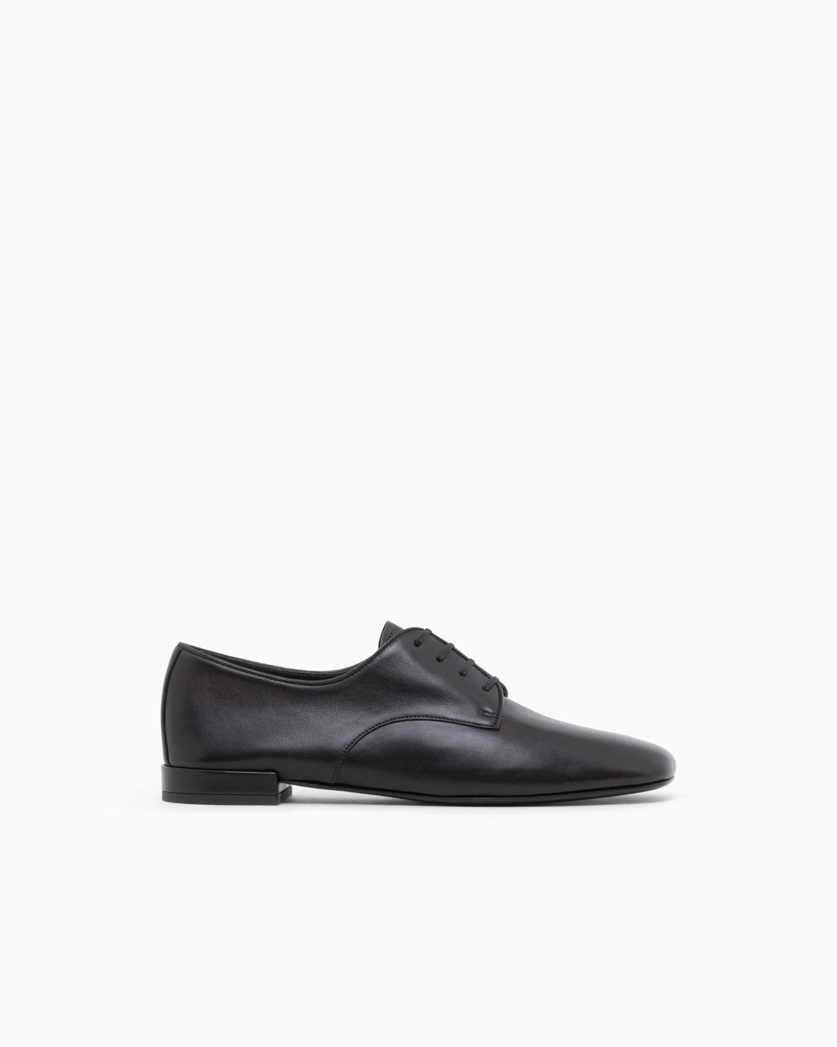 Laced shoe in leather with a leather sole