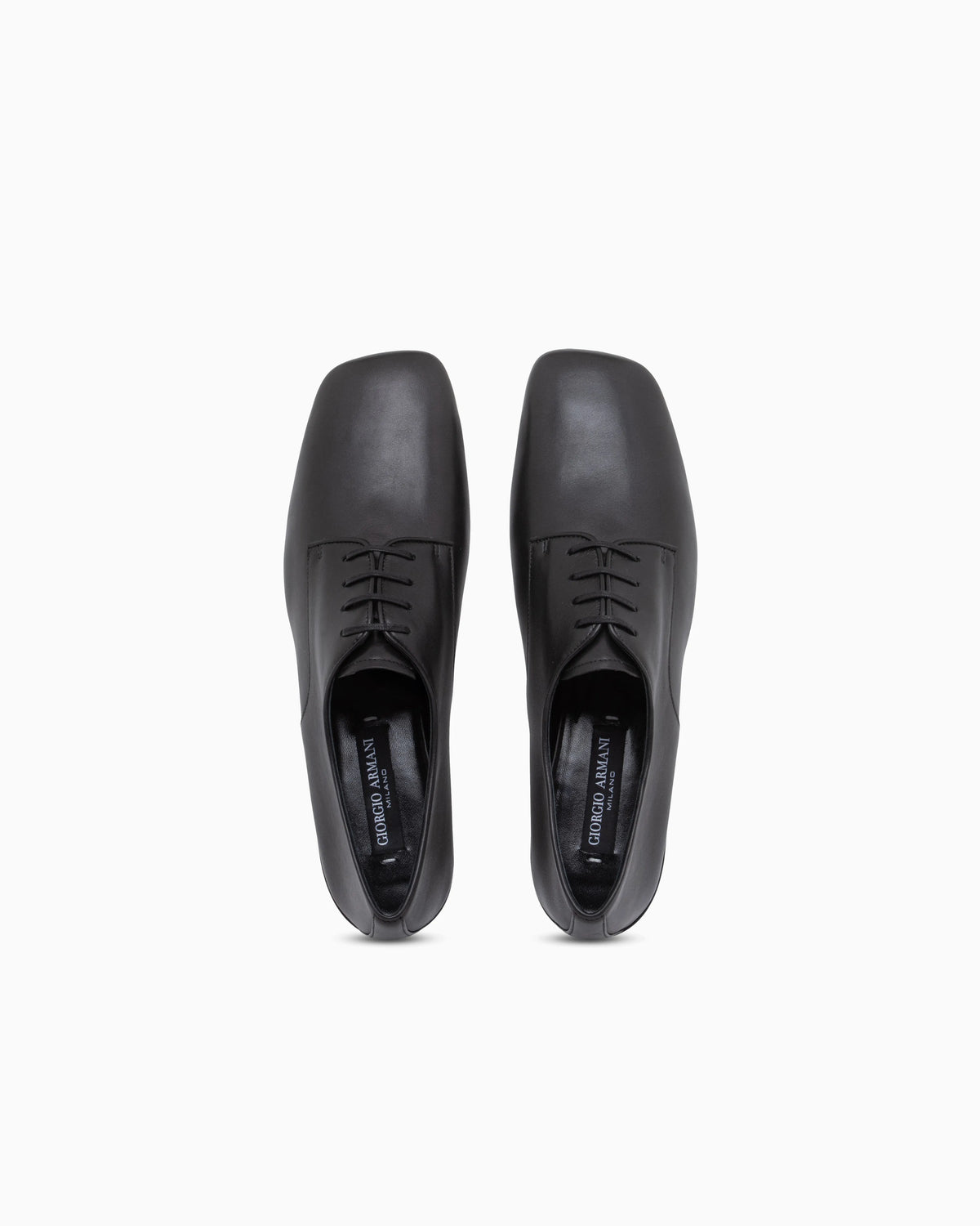Laced shoe in leather with a leather sole