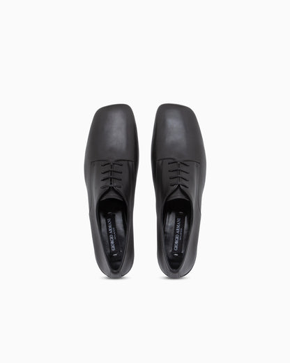 Laced shoe in leather with a leather sole