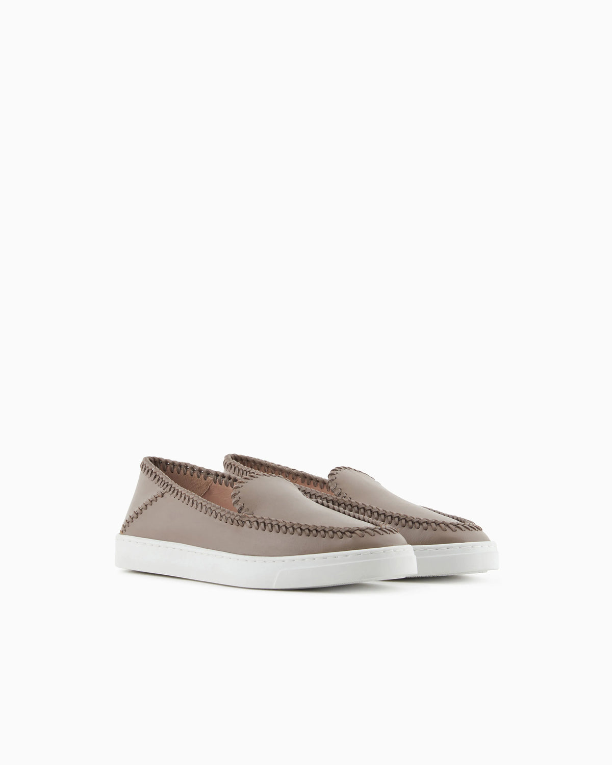 Slip shoe in leather with visible stitching