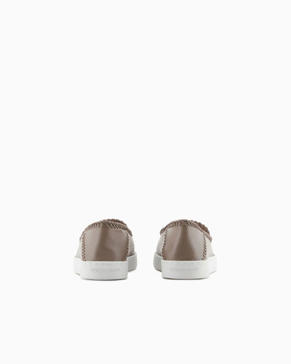 Slip shoe in leather with visible stitching