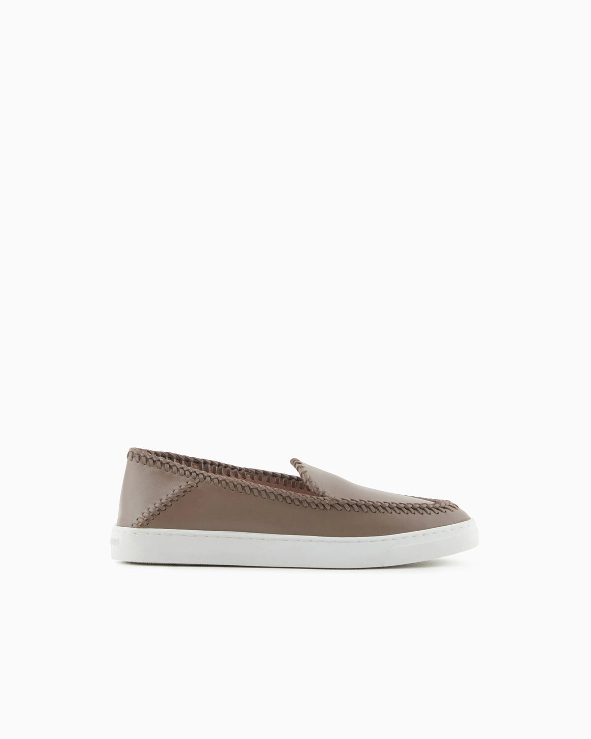 Slip shoe in leather with visible stitching