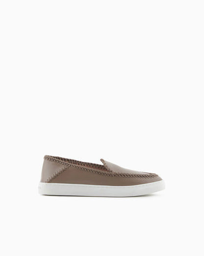 Slip shoe in leather with visible stitching