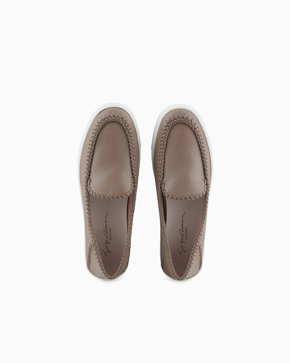 Slip shoe in leather with visible stitching