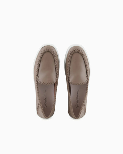Slip shoe in leather with visible stitching