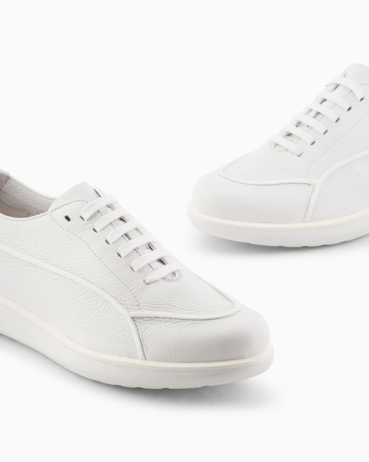 Low-top sneaker in leather with six eyelets Icon