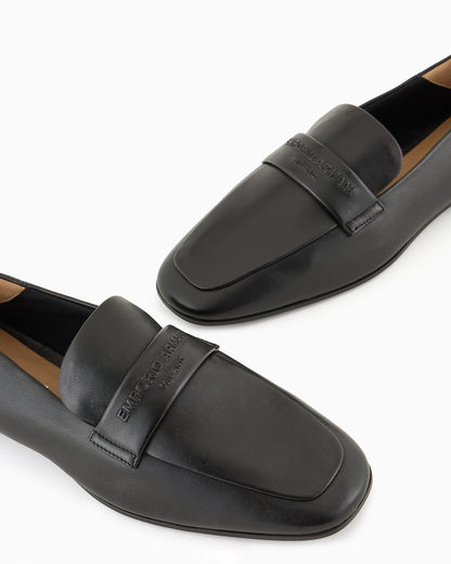 Simple loafer in nappa with embossed logo on the strap