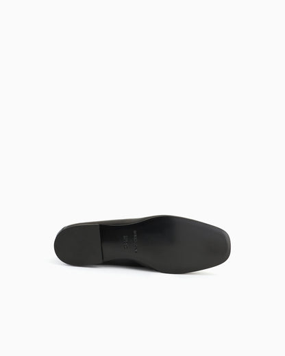 Simple loafer in nappa with embossed logo on the strap