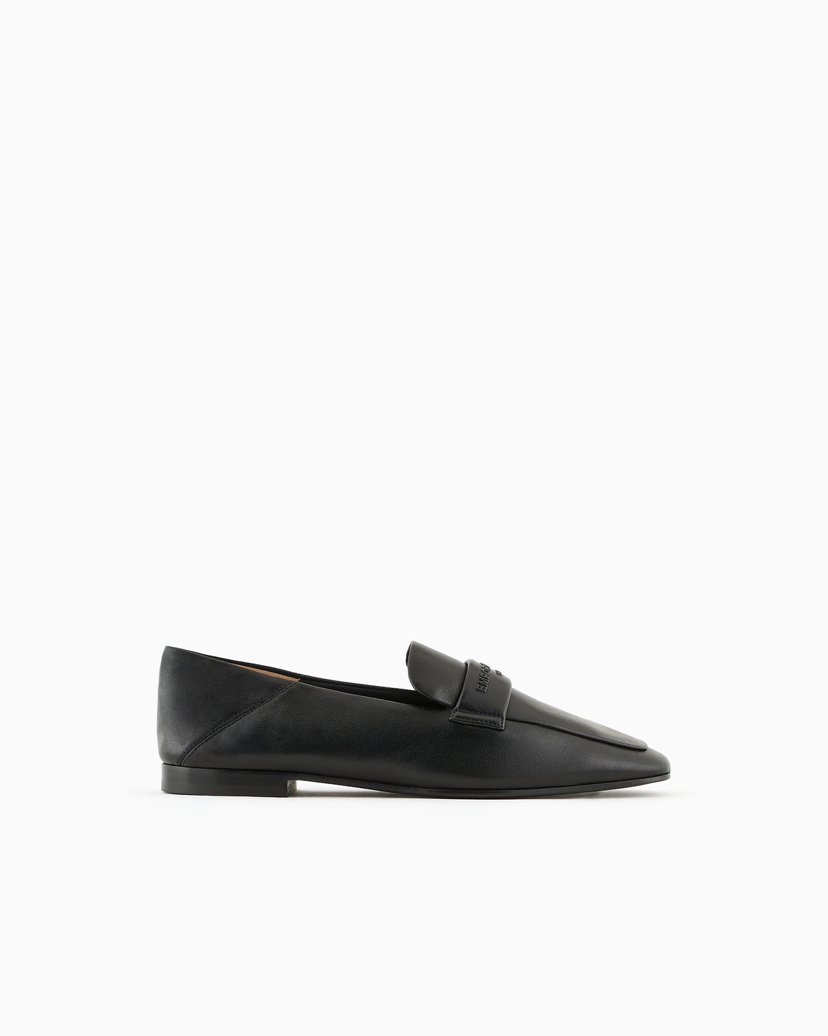 Simple loafer in nappa with embossed logo on the strap