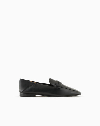 Simple loafer in nappa with embossed logo on the strap