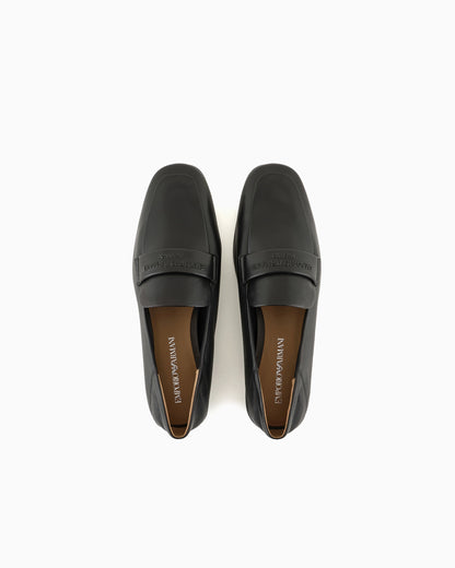 Simple loafer in nappa with embossed logo on the strap