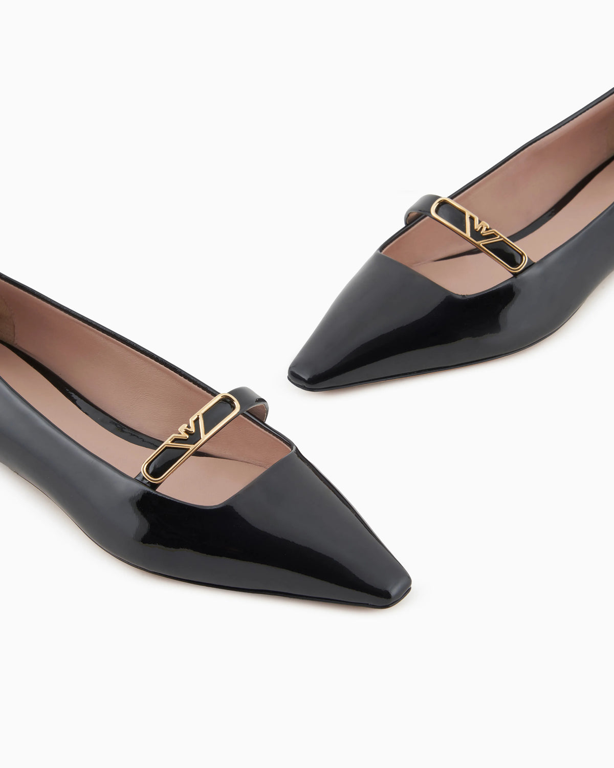 Pointed-toe ballerinas in patent leather with an eagle plate