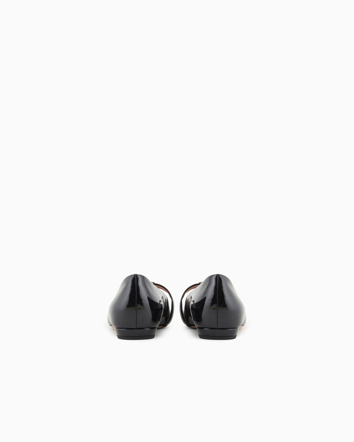 Pointed-toe ballerinas in patent leather with an eagle plate