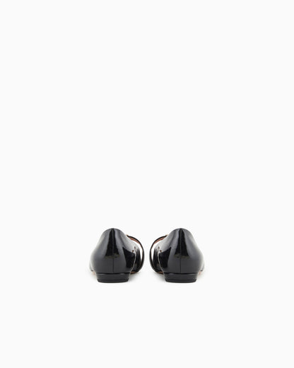Pointed-toe ballerinas in patent leather with an eagle plate