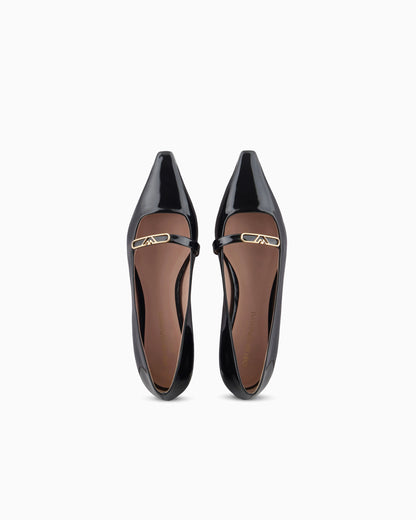 Pointed-toe ballerinas in patent leather with an eagle plate