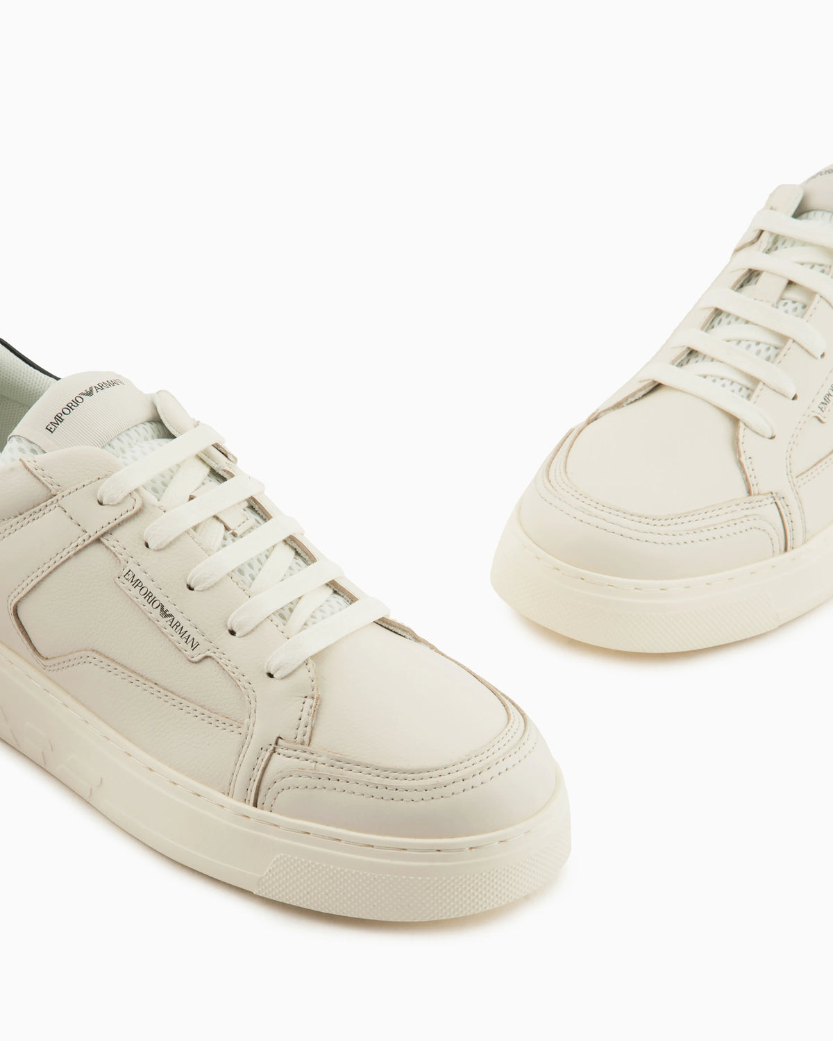 Leather sneaker with tumbled finish and padded collar