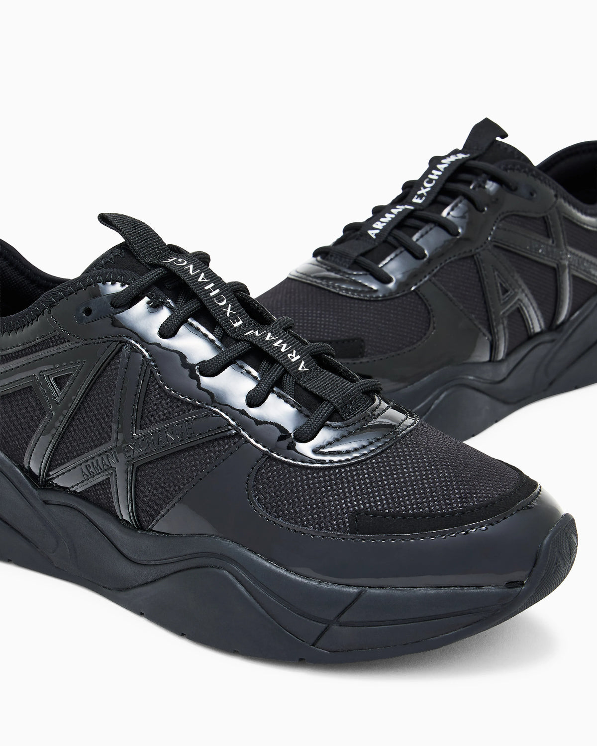 Sneakers in mesh with patent and microsuede details