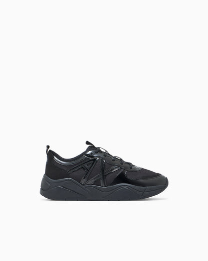 Sneakers in mesh with patent and microsuede details