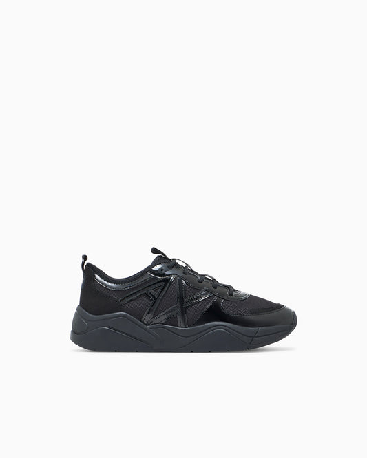 Sneakers in mesh with patent and microsuede details