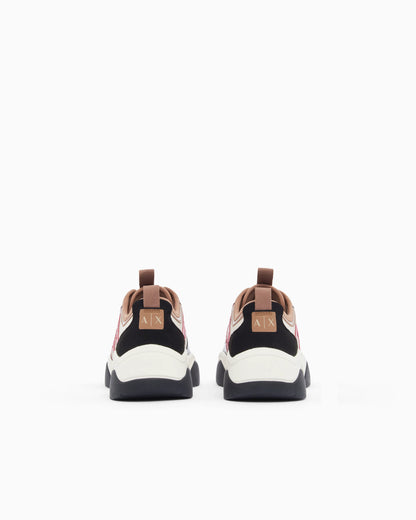 Sneakers in mesh with patent and microsuede details