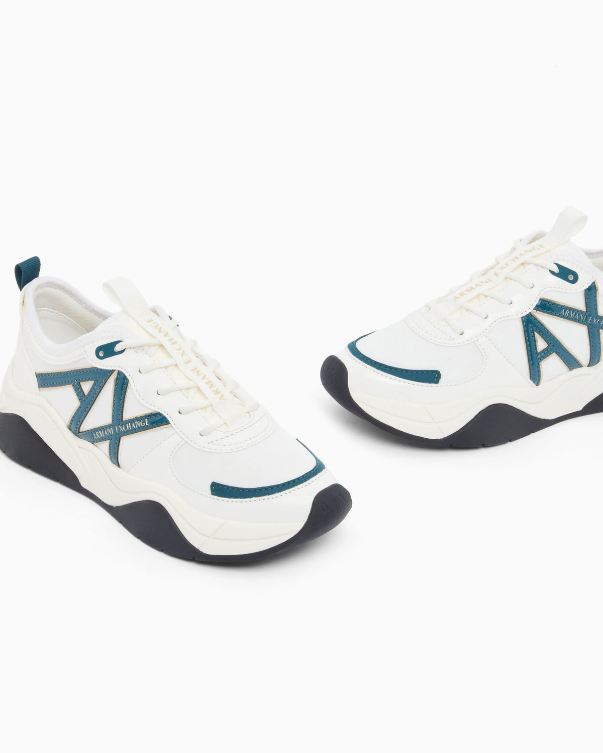 Sneakers in mesh with patent and microsuede details