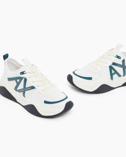 Sneakers in mesh with patent and microsuede details