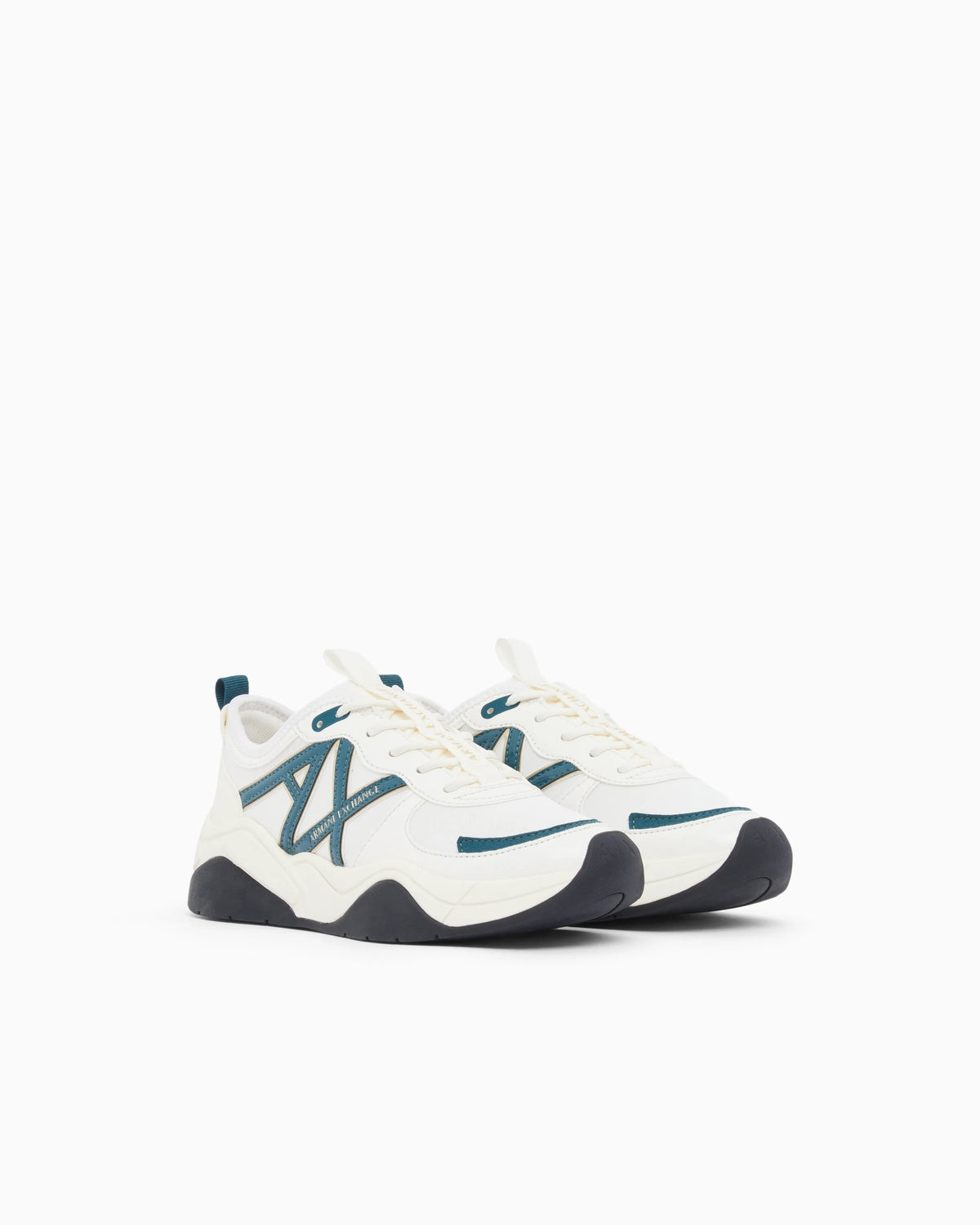 Sneakers in mesh with patent and microsuede details