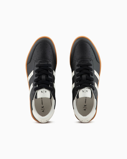 Sneakers with contrasting side bands