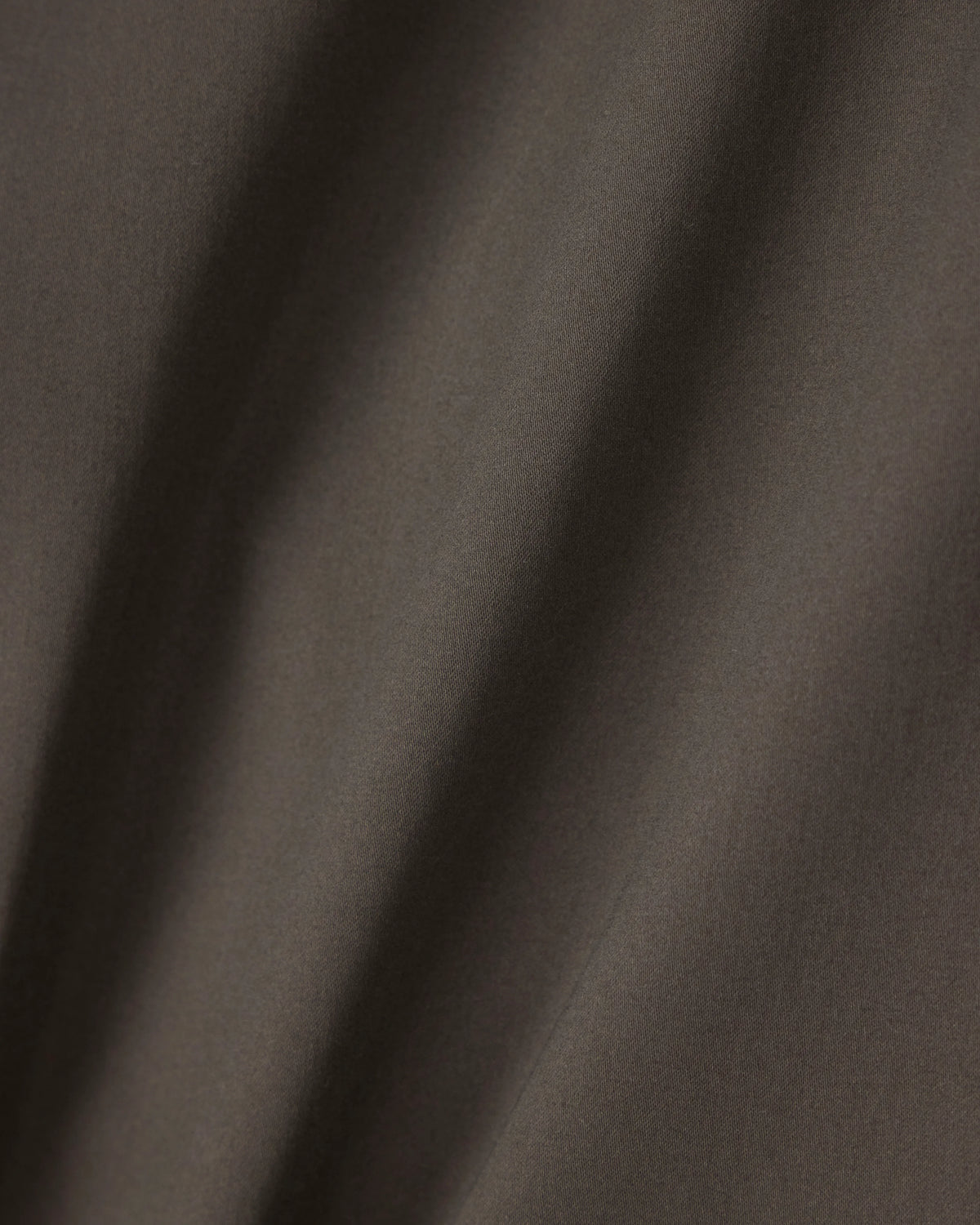 Straight-leg chinos in stretch cotton satin Essential