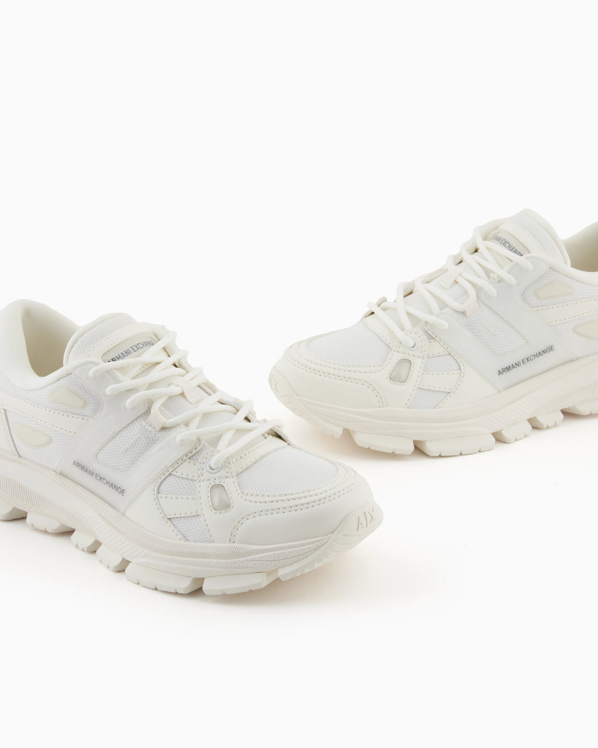 Sneakers with contrasting details