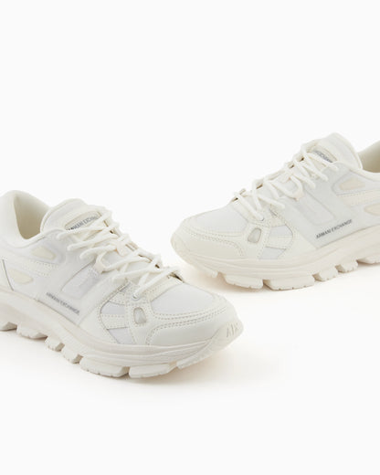 Sneakers with contrasting details