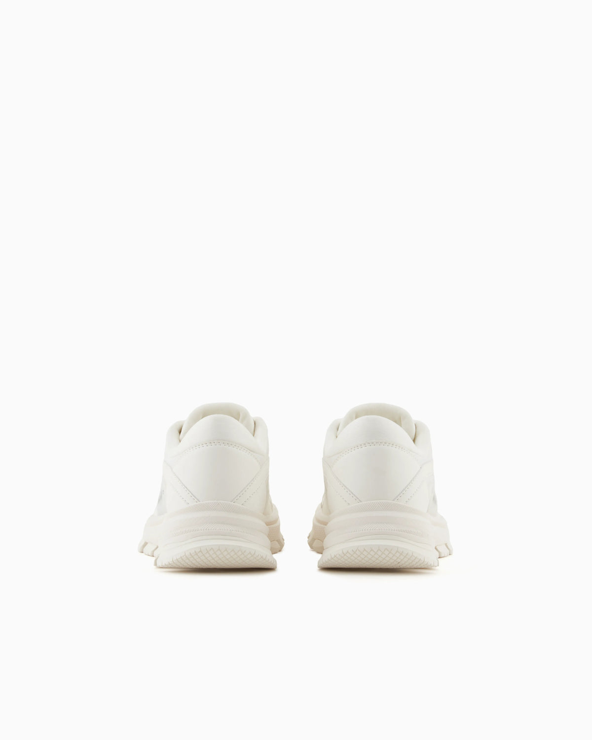Sneakers with contrasting details